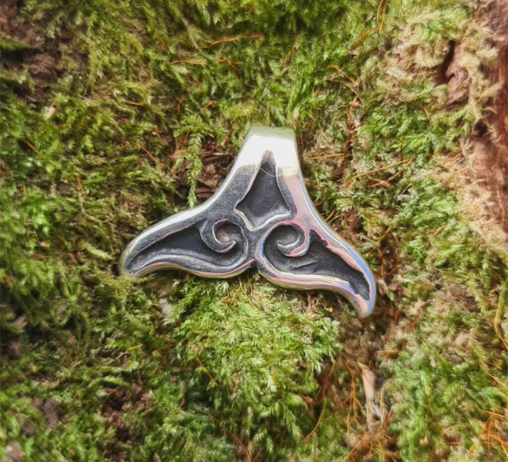 Nettis-Whale-Tail-pendant-W3