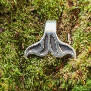Nettis-Whaletail-pendant-W1