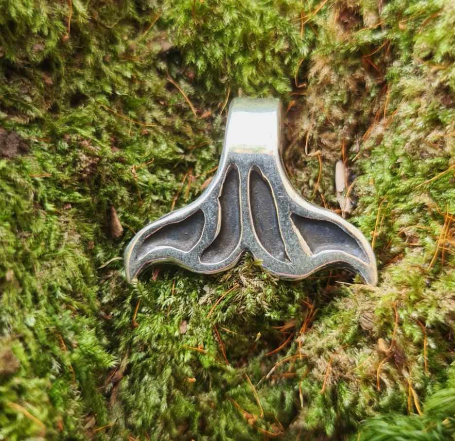Nettis-Whaletail-pendant-W1